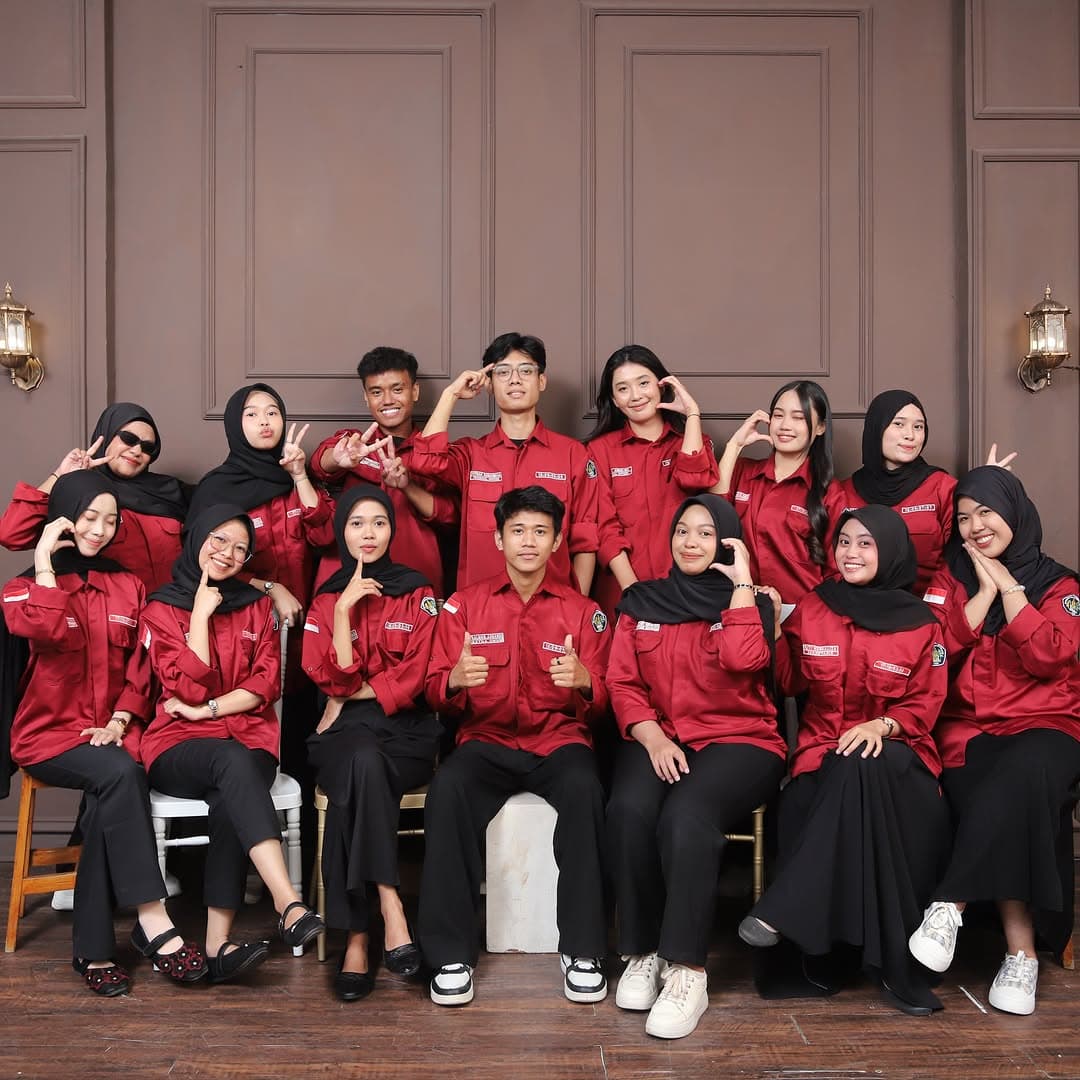 Badan Pengurus Harian CEOTECH periode 2024–2025 berpose ceria