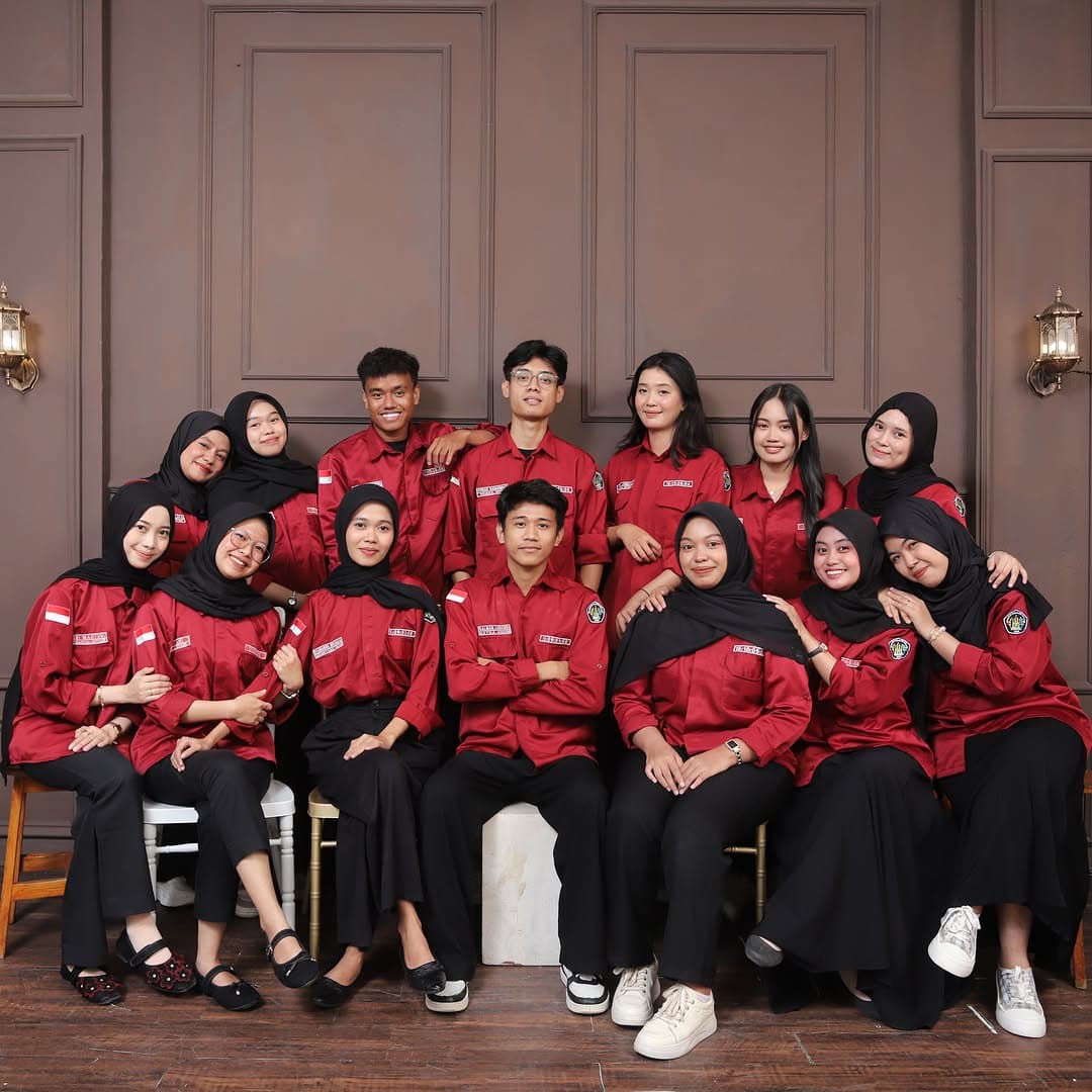 Pengurus CEOTECH Universitas Handayani Makassar berfoto bersama mengenakan seragam maroon